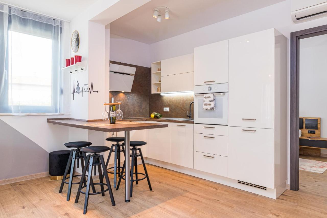 Apartment M****, New City Apartment + Parking プーラ エクステリア 写真